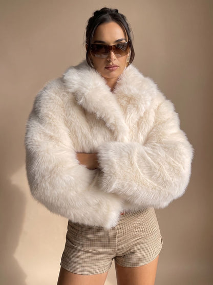 Manteau femme à col ouvert en fausse fourrure, porté avec une tenue chic