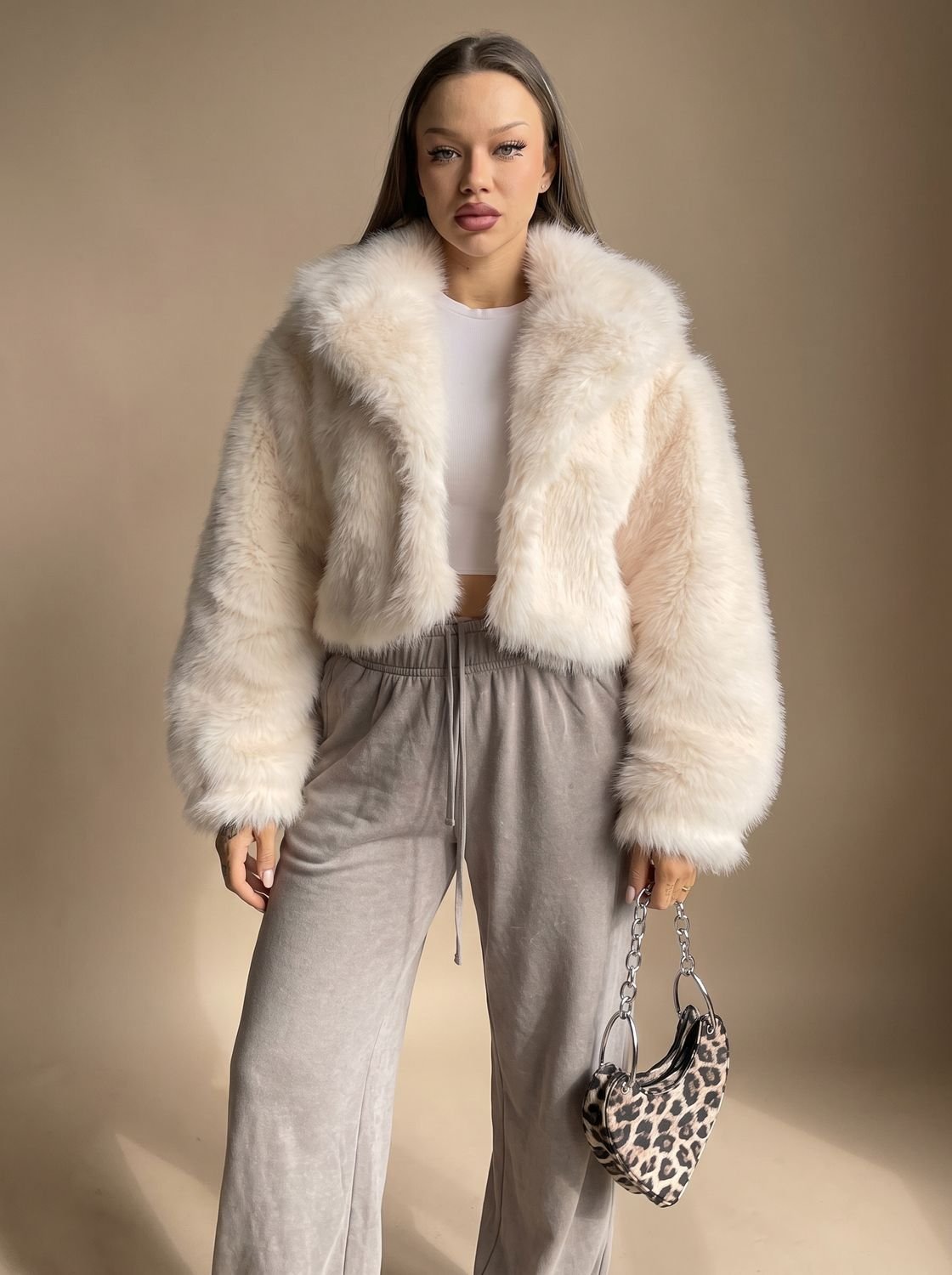 Manteau femme court en fausse fourrure à manches amples, vue de face