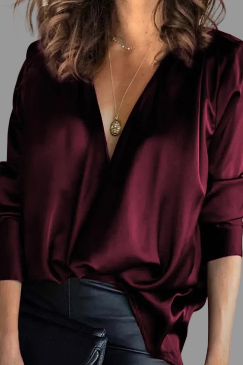 Vue de face d’une blouse femme satinée au col V drapé