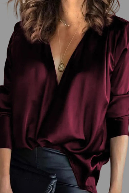 Vue de face d’une blouse femme satinée au col V drapé