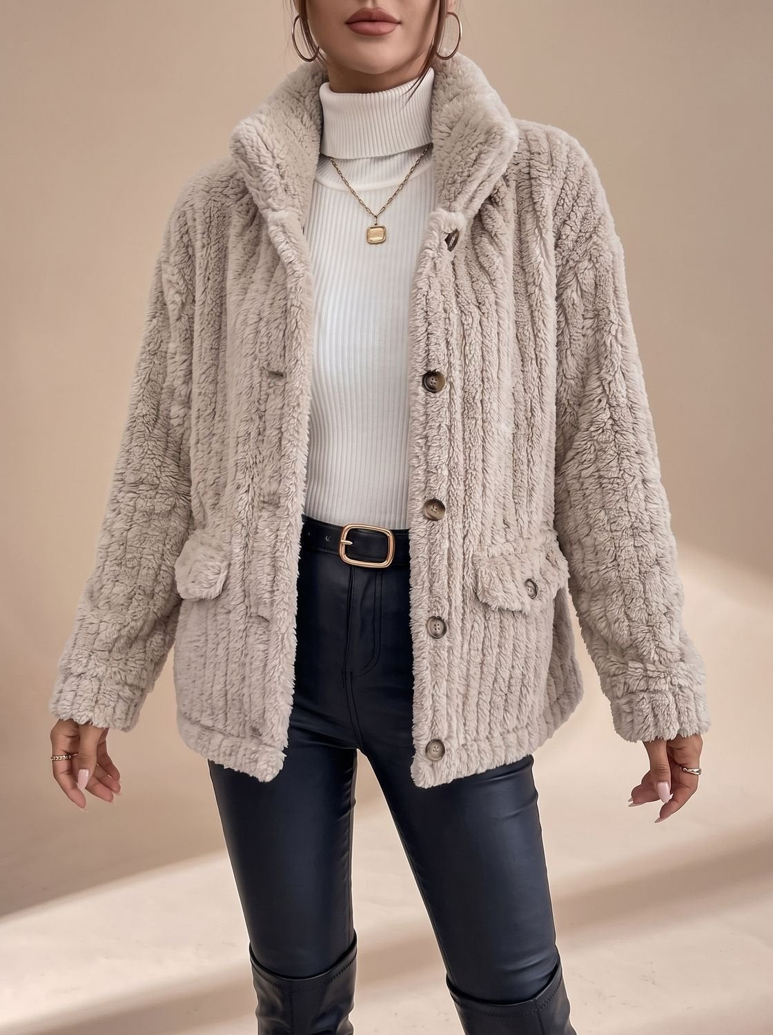 Détail des boutons sur un manteau femme en fausse fourrure teddy