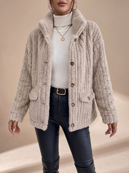 Détail des boutons sur un manteau femme en fausse fourrure teddy