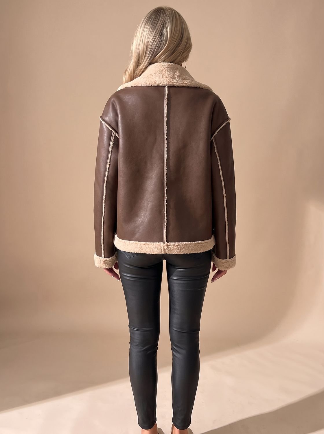 Veste aviateur femme en similicuir, vue de trois quarts