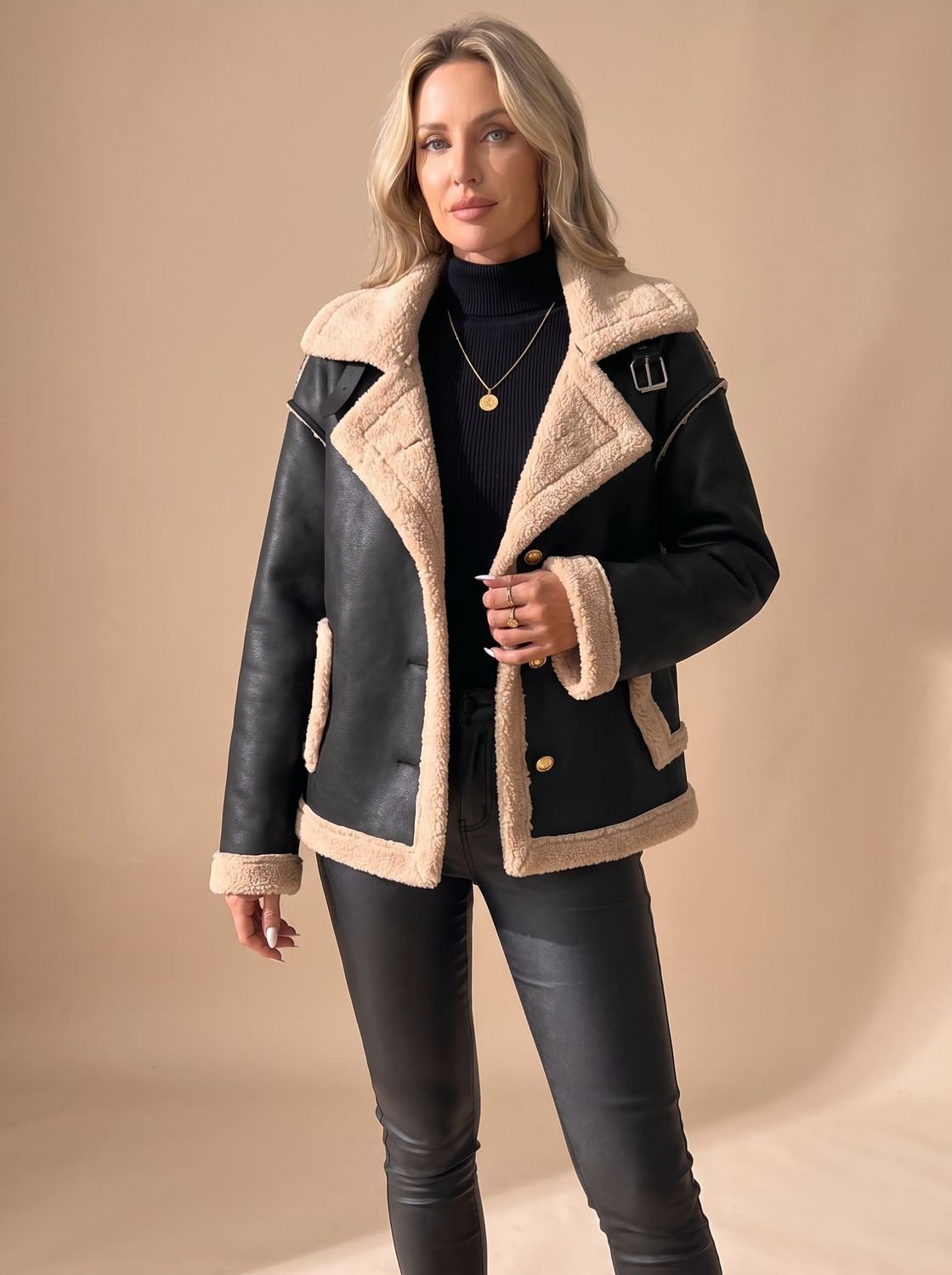 Détail du col doublé sherpa de la veste aviateur femme