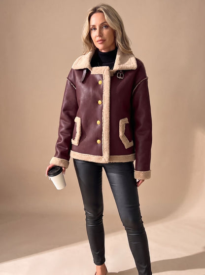 Détail des boutons sur la veste aviateur femme en similicuir