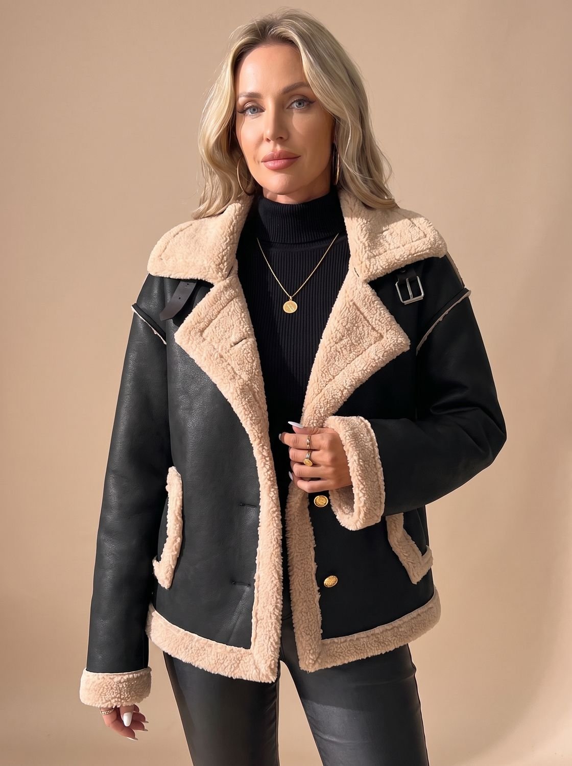 Veste aviateur femme portée avec une tenue décontractée