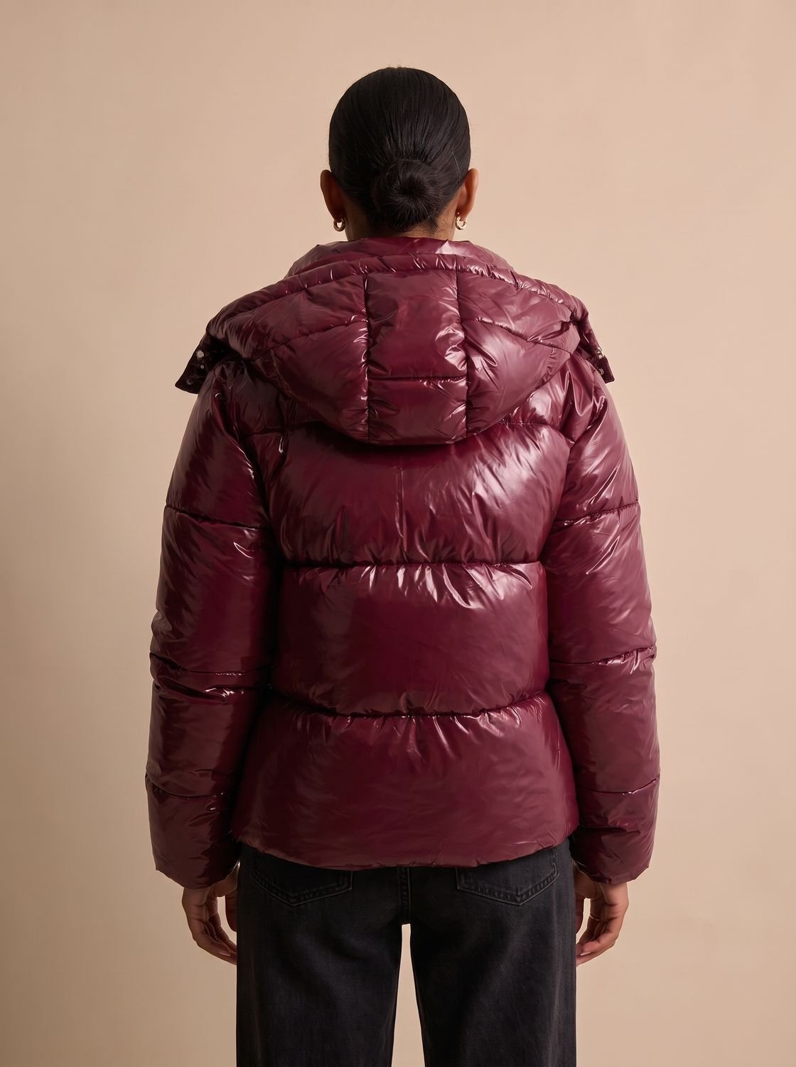 Vue arrière de la doudoune matelassée brillante pour femme