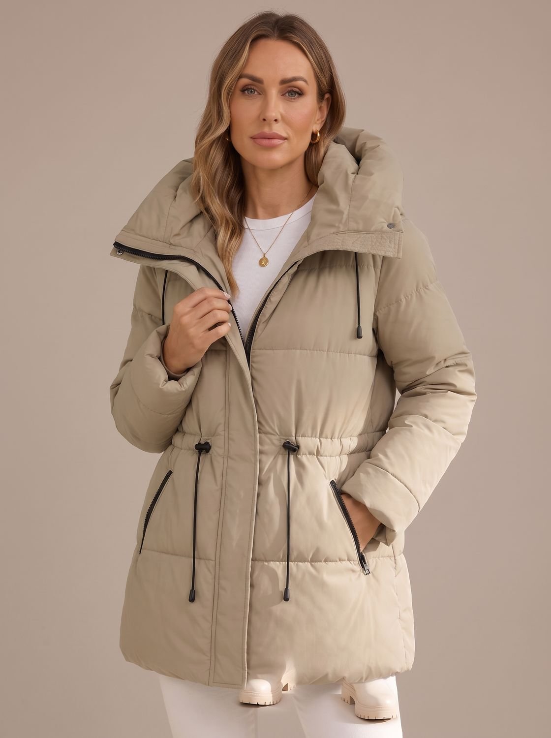 Manteau matelassé pour femme à capuche et coupe longue, vue de dos