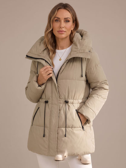 Manteau matelassé pour femme à capuche et coupe longue, vue de dos