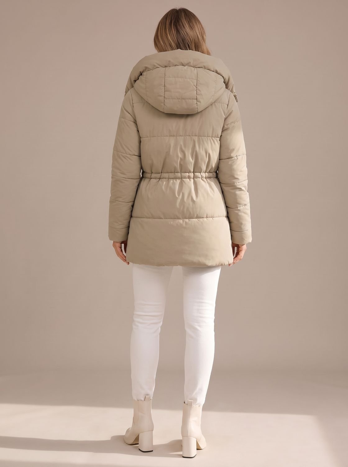 Veste d’hiver femme avec capuche et taille ajustable, vue de profil