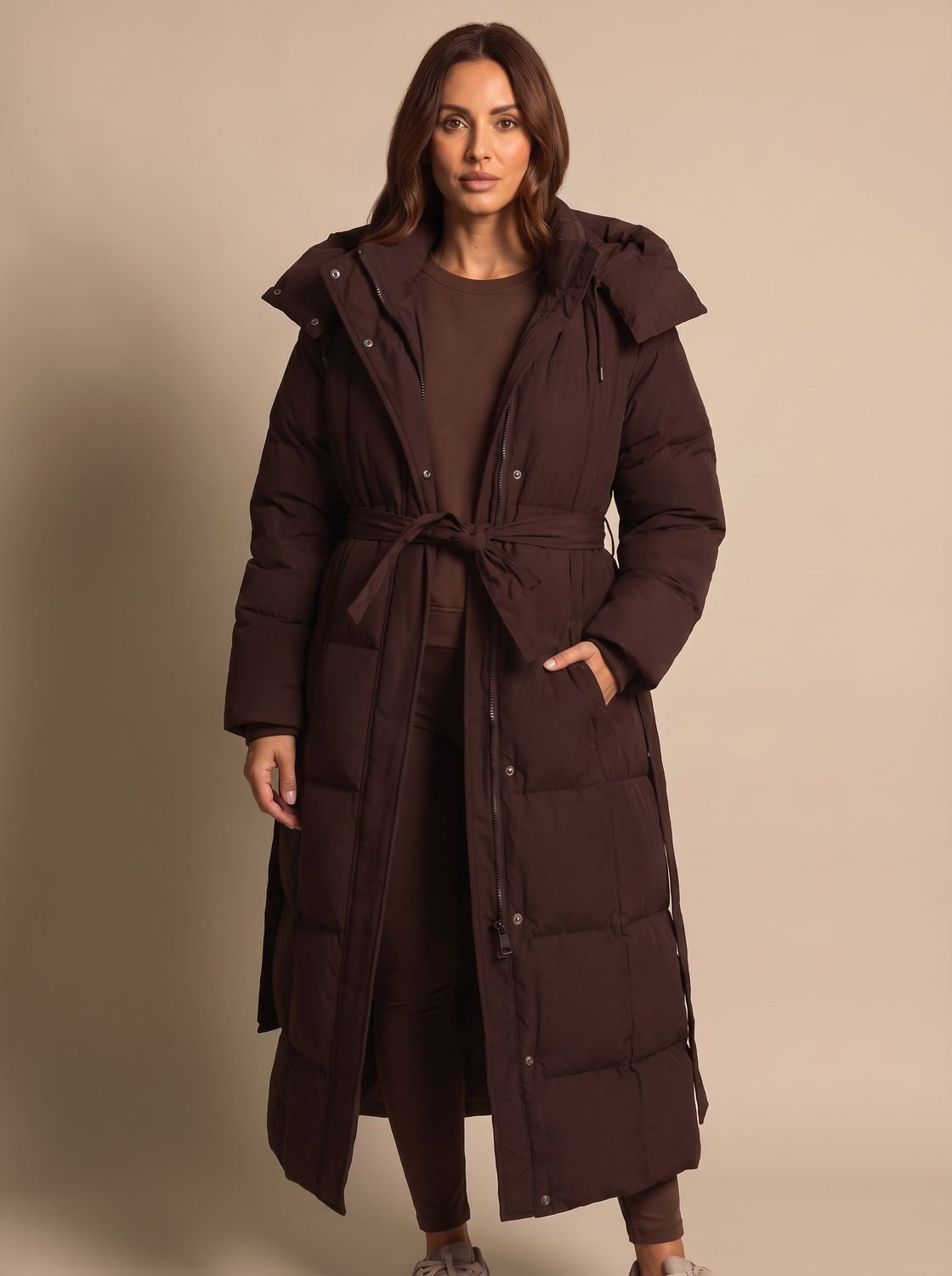 Doudoune femme couvrante portée pour une tenue hivernale