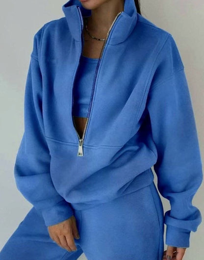 Vue de face d’un ensemble jogging femme deux pièces à coupe oversize