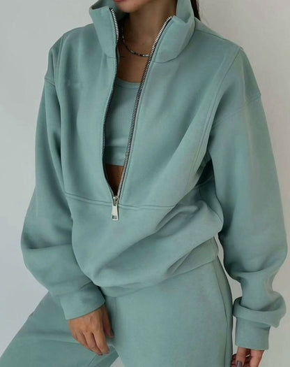 Sweat court femme à demi-zip porté avec un pantalon de jogging assorti