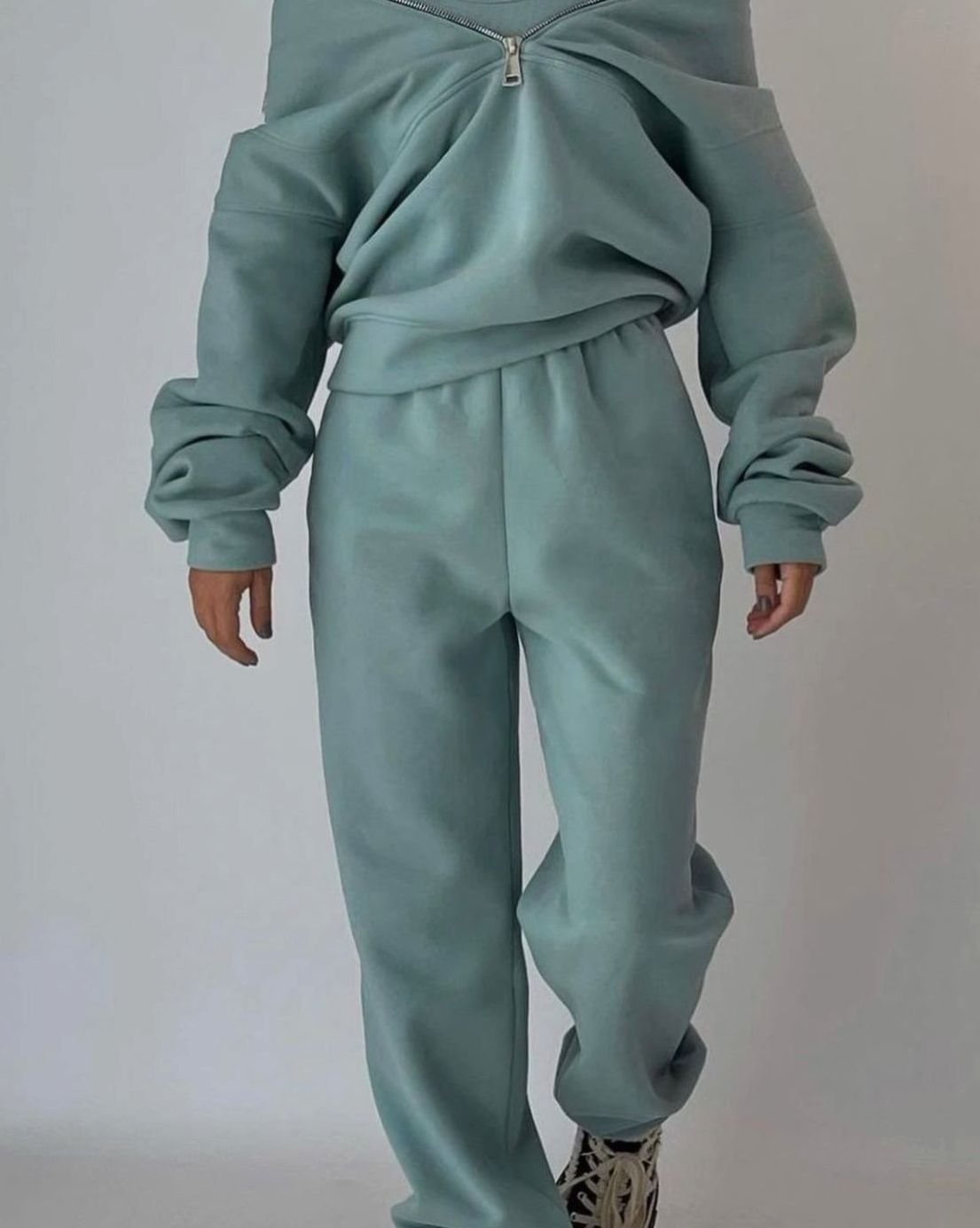Détail du col demi-zip et de la coupe courte du sweat femme