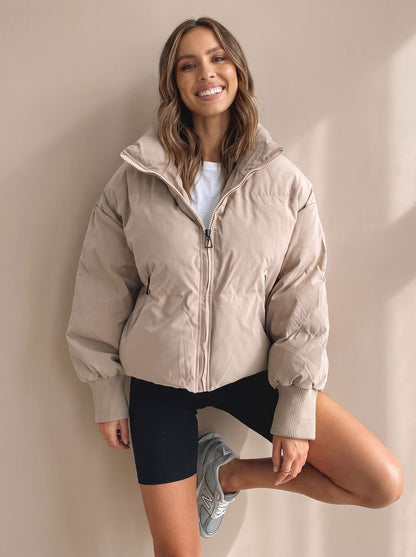 Doudoune oversize présentée sous plusieurs angles