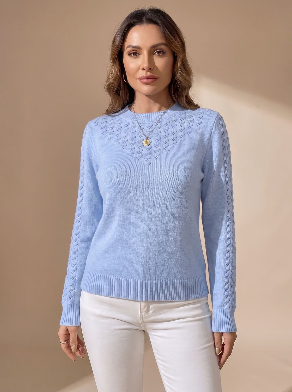 Pull femme en maille pointelle présenté de profil