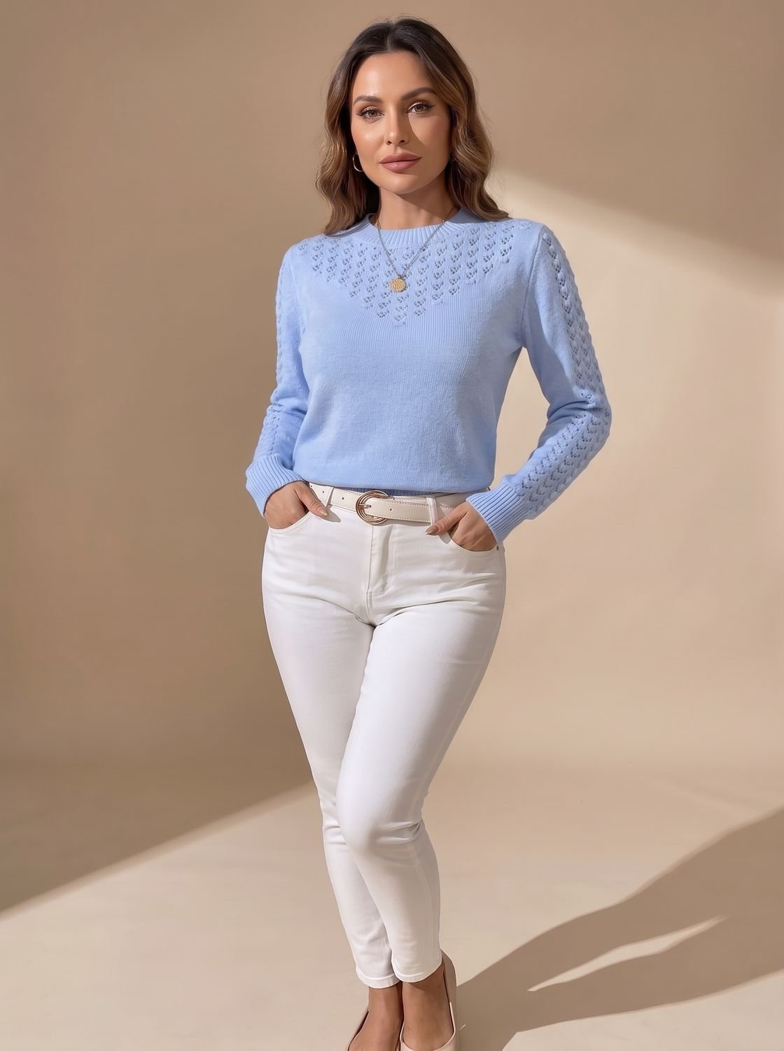 Détail du col rond du pull court pour femme