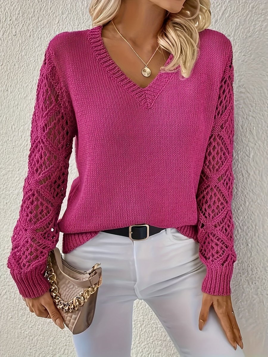 Pull femme en maille présenté avec une tenue de mi-saison