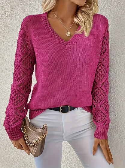Pull femme en maille présenté avec une tenue de mi-saison