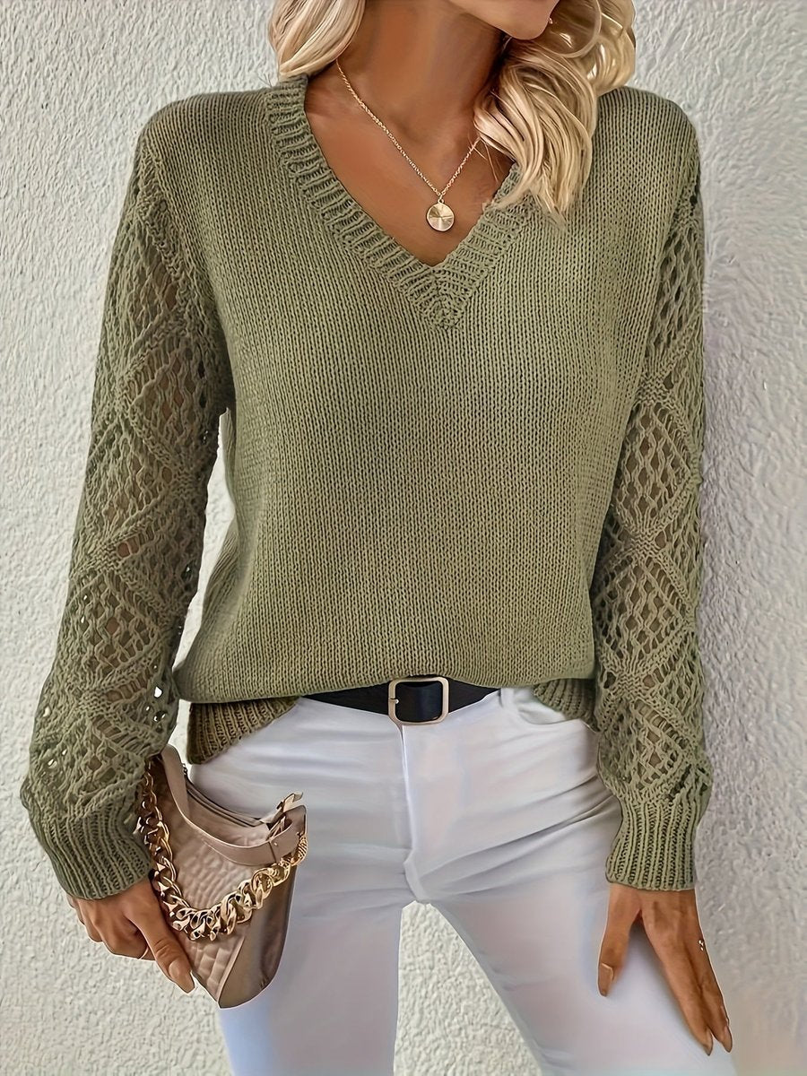 Pull femme en maille à col V avec manches ajourées, présenté de face