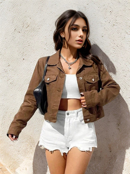 Vue de face d’une veste en jean femme courte à poches à rabat