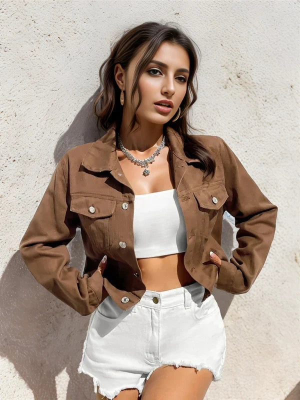 Détail des poches à rabat et des boutons de la veste en jean