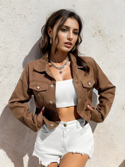 Détail des poches à rabat et des boutons de la veste en jean